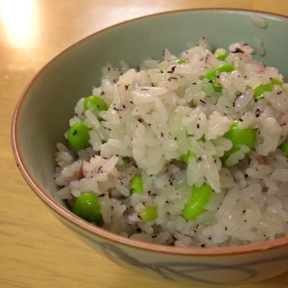 少し残ってたカリカリ梅も入れて♪
ゆかりと枝豆が夏らしくて大好き(=^・^=)
デパ地下で買ったみたいでとってもおいしかった